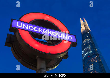 Inghilterra, Londra, Southwark, Londra London Bridge città, segno della metropolitana e la Shard Foto Stock