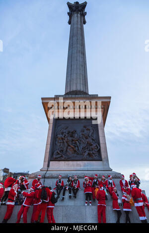 Inghilterra, Londra, Trafalgar Square, Nelsons Column, persone vestite in Costume di Santa Foto Stock