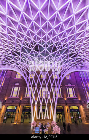 Inghilterra, Londra Kings Cross Station, l'atrio della stazione Foto Stock