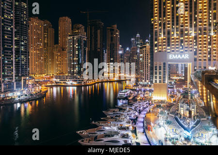 Dubai Marina di notte Foto Stock