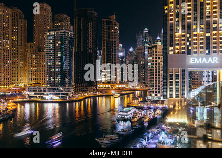 Dubai Marina di notte Foto Stock