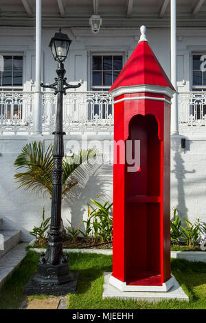 Red watchguard house prima della residenza del governatore di Charlotte Amalie capitale di San Tommaso, Isole Vergini Americane Foto Stock