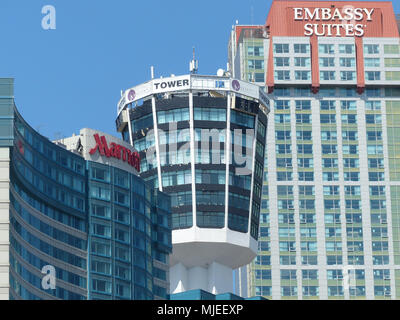 Il Tower Hotel, aperto nel 1962, è situato nel quartiere con vista delle cascate del Niagara Falls, Ontario Foto Stock