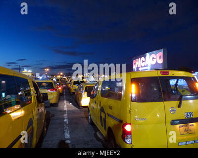 Yellowcabs concesso in licenza da New York Taxi e Limousine, commissione di attendere al JFK centrale di taxi, in attesa del loro turno di prelevare i passeggeri della compagnia aerea Foto Stock