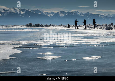 Asia, Russia, Siberia, Buryatia, Irkutsk, Oblast di Lago Baikal, la gente che camminava sul ghiaccio Foto Stock