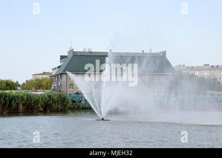 Krasnodar, Russia - 28 agosto 2017: il lago con una fontana nel parco della città della città di Slavyansk-su-Kuban. Park hotel è accogliente. Foto Stock