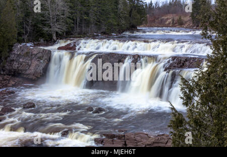 Lepreau Falls, Lepreau, New Brunswick, in pieno flusso come la molla di run-off progredisce. Foto Stock