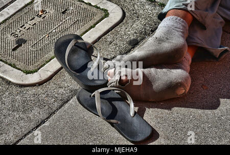 I piedi di un uomo senza tetto di San Francisco, California Foto Stock