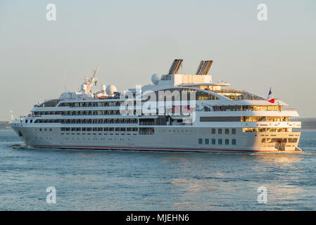 Lusso francese la nave di crociera, MS Le Soleal facendo una serata partenza da Portsmouth, Regno Unito il 4 maggio 2018. Foto Stock