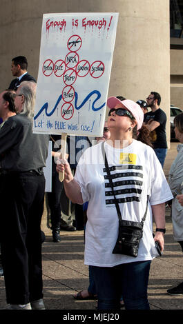 Dallas, Texas, Stati Uniti d'America. 04 Maggio, 2018. 'Stand fino alla NRA" e di altri gruppi di manifestanti hanno dimostrato durante la National Rifle Association 2018 della convenzione. Credito: Brian Cahn/ZUMA filo/Alamy Live News Foto Stock