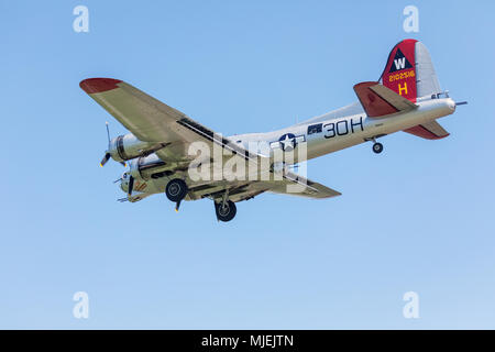 Burlington, Iowa, USA. Il 4 maggio, 2018. La II Guerra Mondiale B-17 bombardiere 'alluminio coperto' è in mostra a Burlington, Iowa questo fine settimana. Il piano classico sarà a Burlington per tre giorni e poi viaggiare a Danville, Illinois. Alluminio coperto è di proprietà di velivoli sperimentali Associazione di Oshkosh, Wisconsin. Credito: Keith Turrill/Alamy Live News Foto Stock