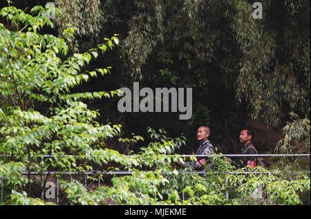 (180505) -- WUXI, 5 maggio 2018 (Xinhua) -- Bin Yuanpeng (L) insieme con il suo workmate pattuglie Yintiaoling la Riserva Naturale Nazionale di Wuxi County della Municipalità di Chongqing, a sud-ovest della Cina, 4 maggio 2018. Bin Yuanpeng, un 59-anno-vecchio ranger maschio, ha lavorato presso la foresta Baiguo farm dell'Yintiaoling Riserva Naturale Nazionale per 26 anni. Bin il lavoro principale è di pattugliamento e di promuovere la tutela della conoscenza sulla foresta per impedire che alcune attività illecite e calamità naturali. Insieme con i suoi colleghi Bin pattuglie sempre la foresta dalla mattina presto alla sera. A causa di un loro costante ef Foto Stock