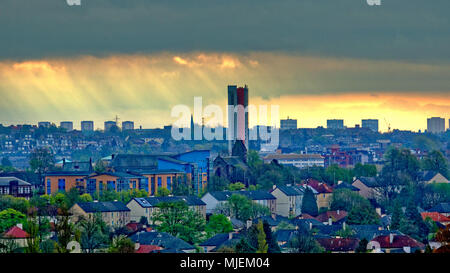 Glasgow, Scotland, Regno Unito 5 Maggio, 2018. Regno Unito Meteo : Nuvoloso e ventilato con un ottuso ricominciare Anniesland corte torre e le alte torri di Glasgow e suburbana semi staccate del Knightswood. Credito: gerard ferry/Alamy Live News Foto Stock