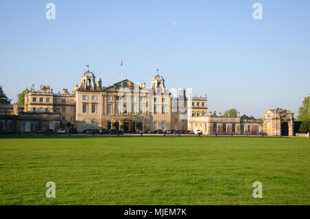 Gloucestershire, Regno Unito. Il 5 maggio 2018. Una vista generale Badminton House del 2018 Mitsubishi Motors Badminton Horse Trials, Badminton, Regno Unito. Jonathan Clarke/Alamy Live News Foto Stock