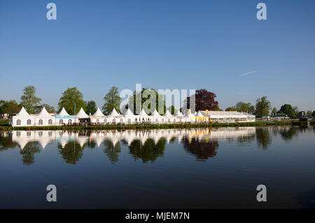 Gloucestershire, Regno Unito. Il 5 maggio 2018. Una vista generale dell'ospitalità marquees al 2018 Mitsubishi Motors Badminton Horse Trials, Badminton, Regno Unito. Jonathan Clarke/Alamy Live News Foto Stock