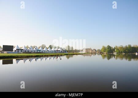 Gloucestershire, Regno Unito. Il 5 maggio 2018. Una vista generale dell'ospitalità marquees al 2018 Mitsubishi Motors Badminton Horse Trials, Badminton, Regno Unito. Jonathan Clarke/Alamy Live News Foto Stock