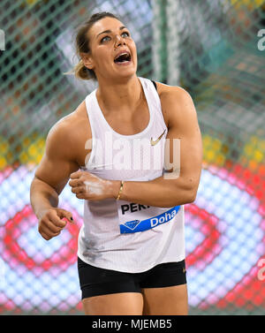 Doha in Qatar. Il 4 maggio, 2018. Sandra Perkovic di Croazia reagisce durante le Donne Lancio del disco di 2018 Doha IAAF Diamond League a Doha, capitale del Qatar, 4 maggio 2018. Credito: Nikku/Xinhua/Alamy Live News Foto Stock