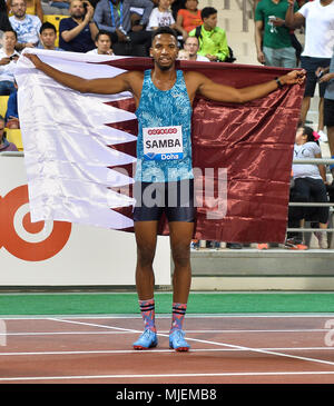 Doha in Qatar. Il 4 maggio, 2018. Abderrahman Samba del Qatar festeggia dopo aver vinto il Uomini 400m Ostacoli del 2018 Doha IAAF Diamond League a Doha, capitale del Qatar, 4 maggio 2018. Credito: Nikku/Xinhua/Alamy Live News Foto Stock