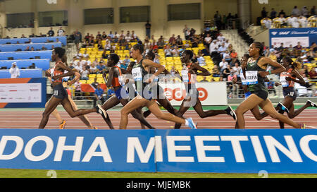 Doha in Qatar. Il 4 maggio, 2018. Gli atleti competere nel femminile 3,000M gara del 2018 Doha IAAF Diamond League a Doha, capitale del Qatar, 4 maggio 2018. Credito: Nikku/Xinhua/Alamy Live News Foto Stock