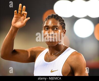 Doha in Qatar. Il 4 maggio, 2018. Caster Semenya del Sud Africa festeggia dopo la vittoria delle donne 1500M del 2018 Doha IAAF Diamond League a Doha, capitale del Qatar, 4 maggio 2018. Credito: Nikku/Xinhua/Alamy Live News Foto Stock