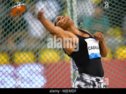 Doha in Qatar. Il 4 maggio, 2018. Denia Caballero di Cuba compete durante le Donne Lancio del disco di 2018 Doha IAAF Diamond League a Doha, capitale del Qatar, 4 maggio 2018. Credito: Nikku/Xinhua/Alamy Live News Foto Stock