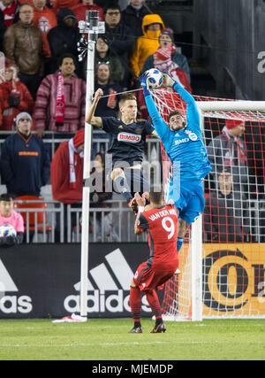 Toronto, Canada. Il 4 maggio, 2018. Il portiere Alexander Bono (R) di Toronto FC vies con Jack Elliott (L) di Philadelphia Unione durante la loro 2018 Major League Soccer (MLS) corrispondono al BMO Field di Toronto, Canada, 4 maggio 2018. Toronto FC ha vinto 3-0. Credito: Zou Zheng/Xinhua/Alamy Live News Foto Stock