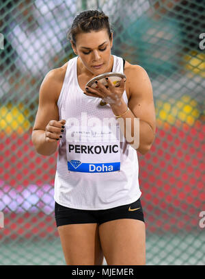 Doha in Qatar. Il 4 maggio, 2018. Sandra Perkovic di Croazia compete durante le Donne Lancio del disco di 2018 Doha IAAF Diamond League a Doha, capitale del Qatar, 4 maggio 2018. Credito: Nikku/Xinhua/Alamy Live News Foto Stock