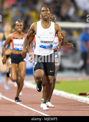 Doha in Qatar. Il 4 maggio, 2018. Caster Semenya (anteriore) del Sud Africa compete durante la donna 1500M del 2018 Doha IAAF Diamond League a Doha, capitale del Qatar, 4 maggio 2018. Credito: Nikku/Xinhua/Alamy Live News Foto Stock