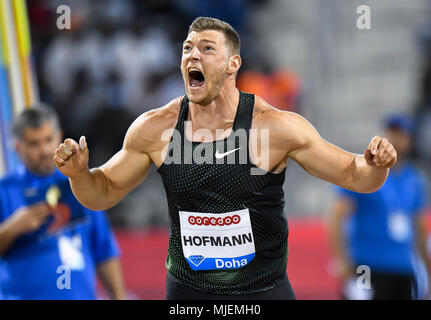 Doha in Qatar. Il 4 maggio, 2018. Andreas Hofmann di Germania reagisce durante gli Uomini Lancio del giavellotto di 2018 Doha IAAF Diamond League a Doha, capitale del Qatar, 4 maggio 2018. Credito: Nikku/Xinhua/Alamy Live News Foto Stock