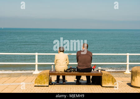 Aberystwyth Wales UK, Sabato 05 Maggio 2018 UK Meteo: persone sul lungomare di Aberystwyth, Galles , godendo l'inizio di quello che promette di essere molto caldo e soleggiato May Bank Holiday. Le temperature nella zona sud est del Regno Unito sono attesi per raggiungere oltre 26ºC, rompendo il record per questa primavera un weekend foto © Keith Morris / Alamy Live News Foto Stock