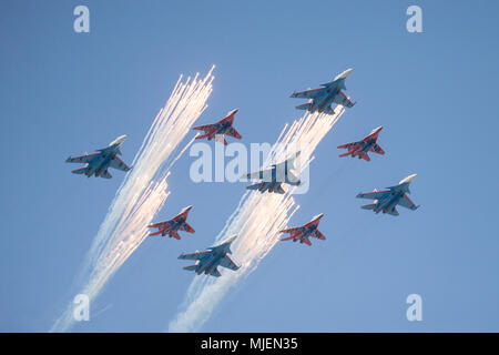 Mosca, Russia. Il 4 maggio, 2018. Il russo Air Force multi-purpose fighters Su-30SM del gruppo pilota Russkiye Vityazi (Russo Cavalieri) e MiG-29 del Strizhi (rondoni) aerobatic team volare in formazione durante una prova della prossima la Giornata della Vittoria air show segna il 73º anniversario della vittoria sulla Germania nazista nel 1941-45 Grande Guerra Patriottica, il Fronte Orientale della Seconda Guerra Mondiale. Credito: Victor Vytolskiy/Alamy Live News Foto Stock