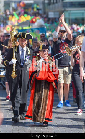 Brighton Regno Unito 5 Maggio 2018 - Si tratta di tempo caldo per Brighton e Hove Sindaco della città Cllr Mo Marsh nei suoi abiti come lei prende parte al Festival di Brighton bambini's Parade che quest anno ha per tema "dipinti" scelto dal direttore ospite David Shrigley . La sfilata è la tradizionale manifestazione di apertura dell'arts festival che si svolge nella città nelle prossime tre settimane dopo aver stabilito nel 1967 Credit: Simon Dack/Alamy Live News Foto Stock