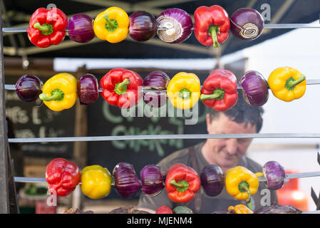 Peperoni dolci arrostiti a spiedini. The Borough, Downton, Salisbury, Wiltshire, Regno Unito, 5th maggio 2018. Mayday Bank festa fine settimana fiera di strada celebra l'arrivo della primavera. Foto Stock