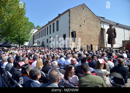 05 maggio 2018, Germania, Treviri: Karl Marx statua a Treviri è rivelato in una cerimonia. La statua pesa 2,3 tonnellate ed è 4,4 metri alta. La statua in bronzo creato dall'artista cinese Wu Weishan è un presente della Repubblica popolare di Cina per la città di Treviri per il duecentesimo anniversario della città del figlio Karl Marx. Foto: Harald Tittel/dpa Foto Stock