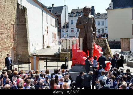 05 maggio 2018, Germania, Treviri: Karl Marx statua a Treviri è rivelato in una cerimonia. La statua pesa 2,3 tonnellate ed è 4,4 metri alta. La statua in bronzo creato dall'artista cinese Wu Weishan è un presente della Repubblica popolare di Cina per la città di Treviri per il duecentesimo anniversario della città del figlio Karl Marx. Foto: Harald Tittel/dpa Foto Stock