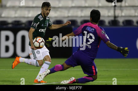 Lima, Perù. 03 Maggio, 2018. SE Palmeiras&# Hyoran pla playontends con C Alianza Lima&#39;mposmposmpos portiere durante tifth round, fase di gruppo, di della Copa Libertadores, all'Alejandro Villanueva Stadium. Credito: Cesar Greco/FotoArena/Alamy Live News Foto Stock