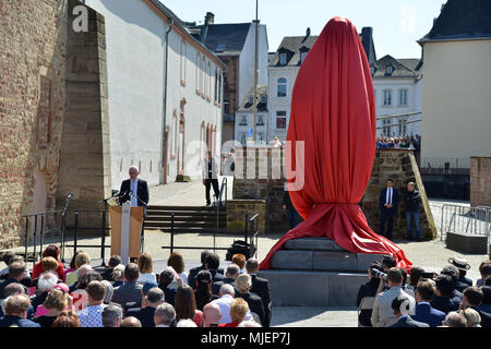 05 maggio 2018, Germania, Treviri: Karl Marx statua a Treviri è rivelato in una cerimonia. La statua pesa 2,3 tonnellate ed è 4,4 metri alta. La statua in bronzo creato dall'artista cinese Wu Weishan è un presente della Repubblica popolare di Cina per la città di Treviri per il duecentesimo anniversario della città del figlio Karl Marx. Foto: Harald Tittel/dpa Foto Stock