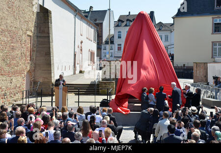 05 maggio 2018, Germania, Treviri: Karl Marx statua a Treviri è rivelato in una cerimonia. La statua pesa 2,3 tonnellate ed è 4,4 metri alta. La statua in bronzo creato dall'artista cinese Wu Weishan è un presente della Repubblica popolare di Cina per la città di Treviri per il duecentesimo anniversario della città del figlio Karl Marx. Foto: Harald Tittel/dpa Foto Stock