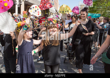 Brighton, Regno Unito. 5th maggio 2018. Brighton Festival 2018 la Parata dei bambini inizia l'inizio del festival che continua per tutto il mese di maggio. La sfilata coinvolge le scuole e i bambini sopra la zona di Brighton & Hove procedendo in un'atmosfera di carnevale attraverso la città di Laines al Molo del Palazzo di Brighton. 5th Maggio 2018 Credit: David Smith/Alamy Live News Foto Stock