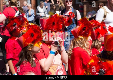 Brighton, Regno Unito. 5th maggio 2018. Brighton Festival 2018 la Parata dei bambini inizia l'inizio del festival che continua per tutto il mese di maggio. La sfilata coinvolge le scuole e i bambini sopra la zona di Brighton & Hove procedendo in un'atmosfera di carnevale attraverso la città di Laines al Molo del Palazzo di Brighton. 5th Maggio 2018 Credit: David Smith/Alamy Live News Foto Stock