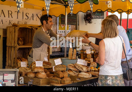 Stroud, Gloucestershire, UK. Il 5 maggio 2018. Persone sono disegnati per Stroud mercato su una calda primavera sabato mattina Credito: Signor Standfast/Alamy Live News Foto Stock