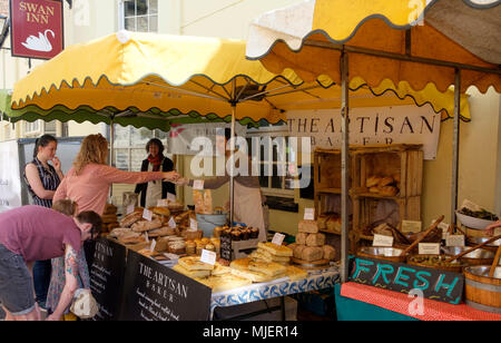 Stroud, Gloucestershire, UK. Il 5 maggio 2018. Persone sono disegnati per Stroud mercato su una calda primavera sabato mattina Credito: Signor Standfast/Alamy Live News Foto Stock