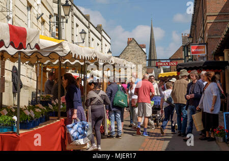 Stroud, Gloucestershire, UK. Il 5 maggio 2018. Persone sono disegnati per Stroud mercato su una calda primavera sabato mattina Credito: Signor Standfast/Alamy Live News Foto Stock