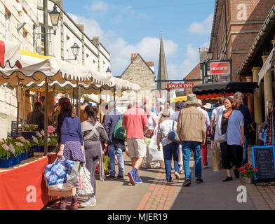 Stroud, Gloucestershire, UK. Il 5 maggio 2018. Persone sono disegnati per Stroud mercato su una calda primavera sabato mattina Credito: Signor Standfast/Alamy Live News Foto Stock