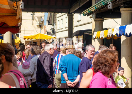 Stroud, Gloucestershire, UK. Il 5 maggio 2018. Persone sono disegnati per Stroud mercato su una calda primavera sabato mattina Credito: Signor Standfast/Alamy Live News Foto Stock