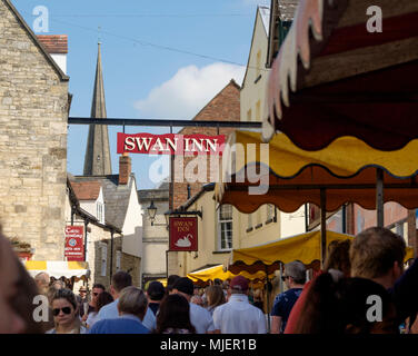 Stroud, Gloucestershire, UK. Il 5 maggio 2018. Persone sono disegnati per Stroud mercato su una calda primavera sabato mattina Credito: Signor Standfast/Alamy Live News Foto Stock