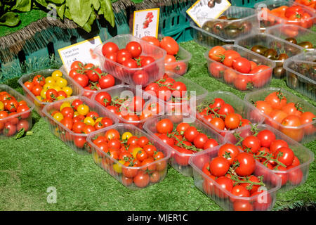 Stroud, Gloucestershire, UK. Il 5 maggio 2018. Persone sono disegnati per Stroud mercato su una calda primavera sabato mattina Credito: Signor Standfast/Alamy Live News Foto Stock