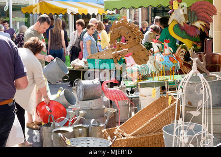 Stroud, Gloucestershire, UK. Il 5 maggio 2018. Persone sono disegnati per Stroud mercato su una calda primavera sabato mattina Credito: Signor Standfast/Alamy Live News Foto Stock