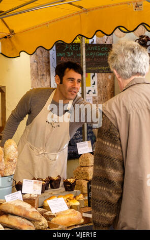 Stroud, Gloucestershire, UK. Il 5 maggio 2018. Persone sono disegnati per Stroud mercato su una calda primavera sabato mattina Credito: Signor Standfast/Alamy Live News Foto Stock