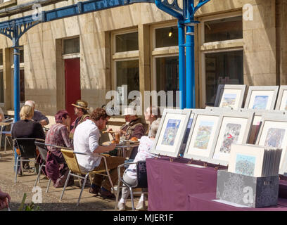 Stroud, Gloucestershire, UK. Il 5 maggio 2018. Persone sono disegnati per Stroud mercato su una calda primavera sabato mattina Credito: Signor Standfast/Alamy Live News Foto Stock